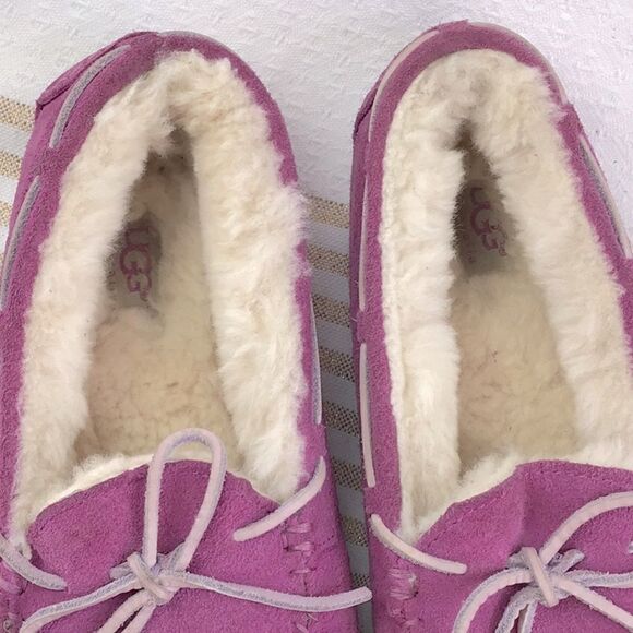 UGG Magenta Pink Sheepskin Lined Suede DAKOTA Slipper Moccasins - Picture 4 of 11